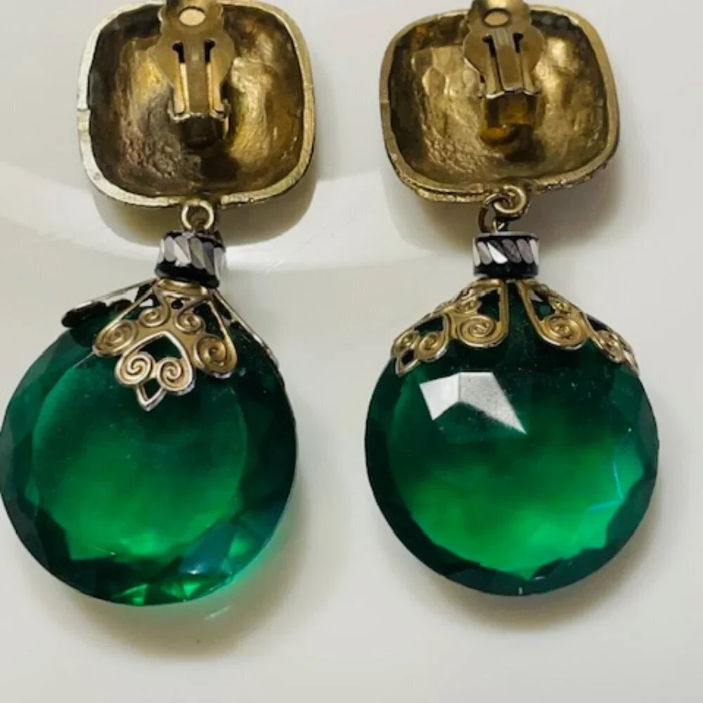 Vintage Art Deco Emerald Acrylic Resign & Antique Gold Dangle Clip Earrings